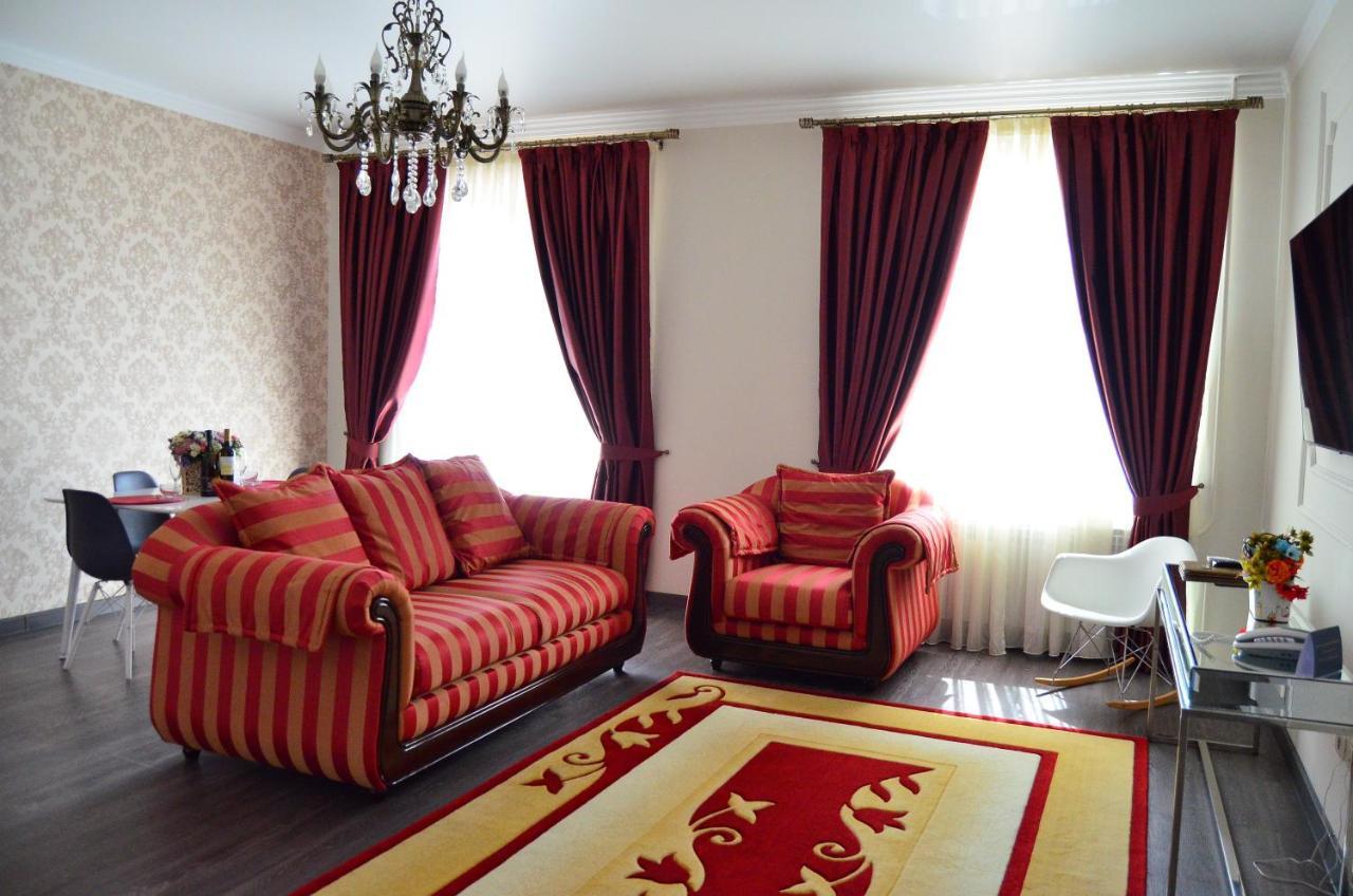 Golden Park Hotel Pavlodar Exteriör bild