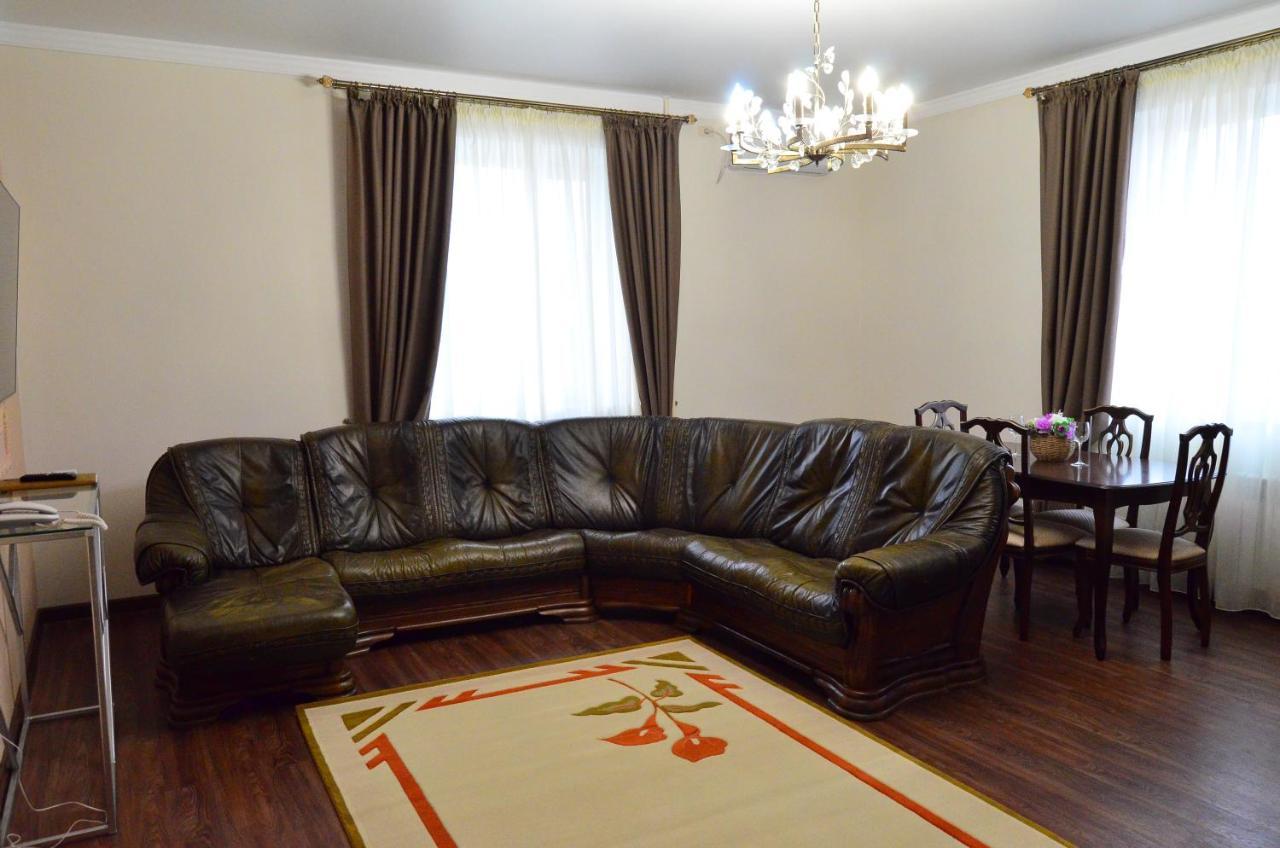 Golden Park Hotel Pavlodar Exteriör bild