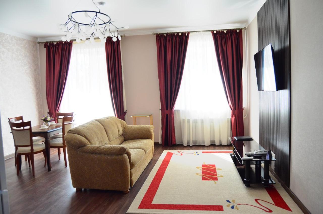 Golden Park Hotel Pavlodar Exteriör bild