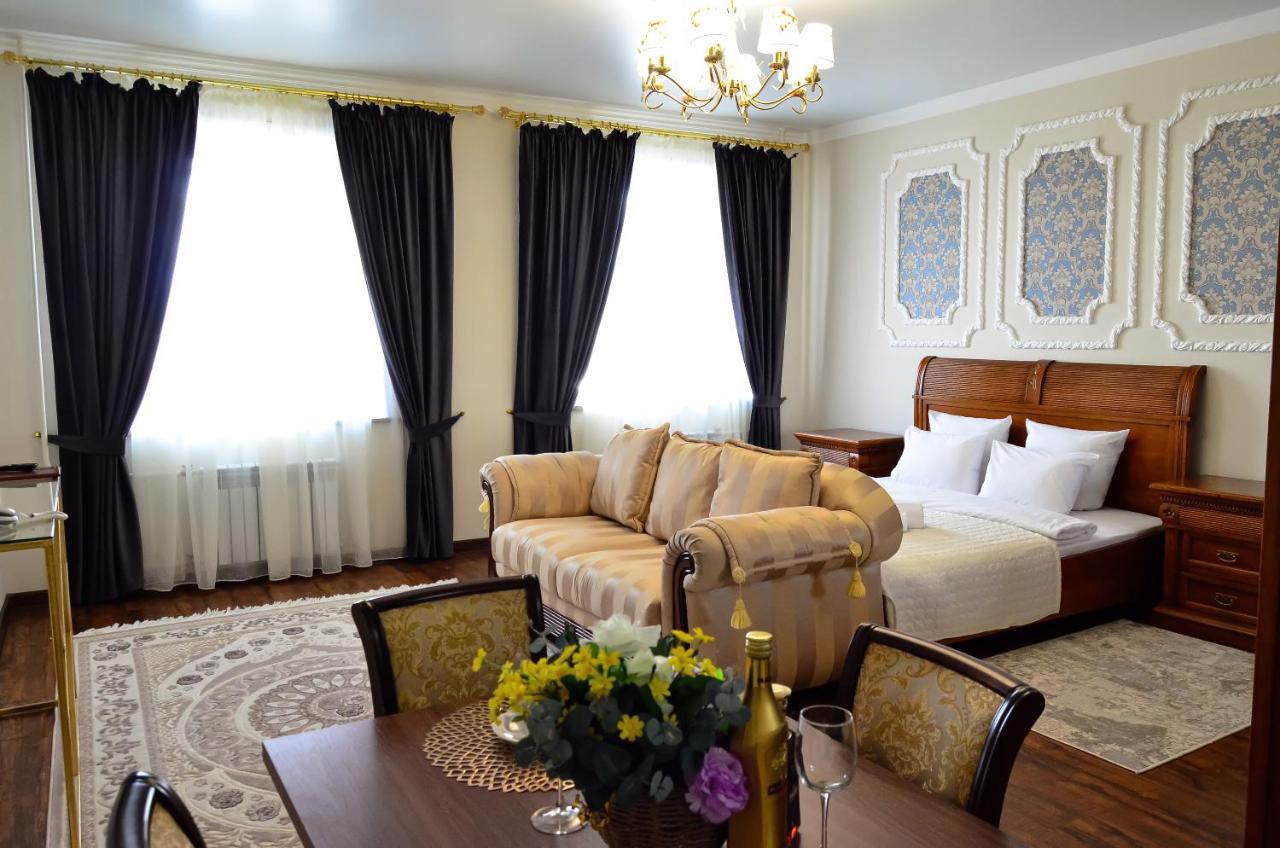 Golden Park Hotel Pavlodar Exteriör bild